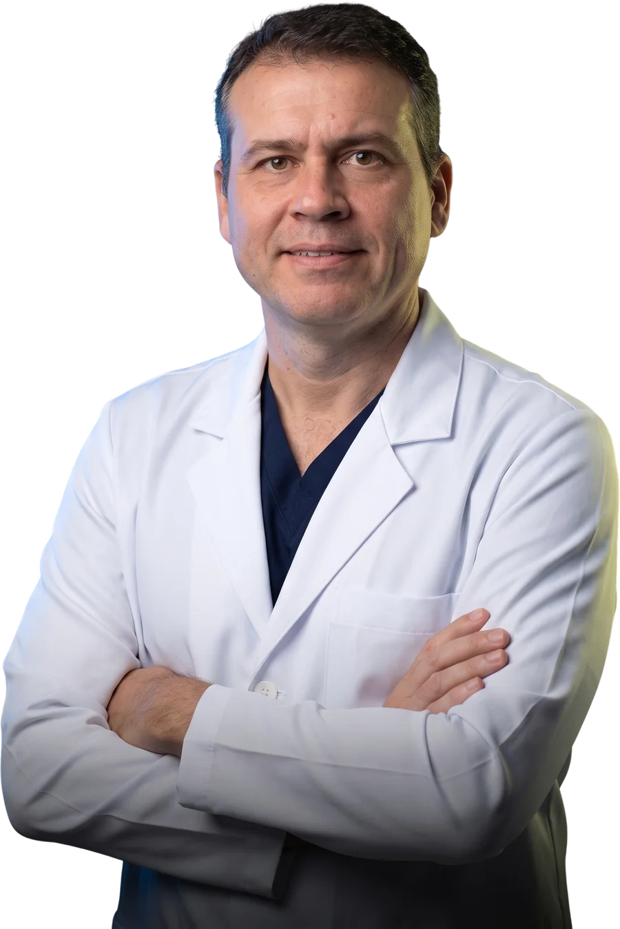Dr. Fabiano Gabry, cirurgião-dentista, de jaleco branco e braços cruzados